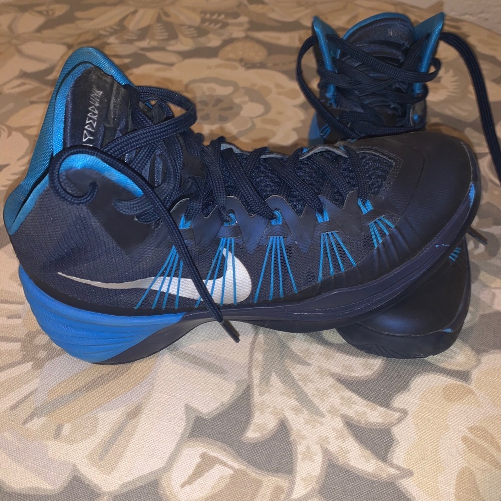 Basketball shoes